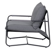 Seitenansicht eines modernen grauen Lounge-Sessels mit Metallrahmen und gepolstertem Sitz.