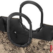 Nahaufnahme einer stilvollen Einkaufstasche mit robusten, schwarzen Griffen und einem eleganten, baumartigen Muster auf beigem Hintergrund. Perspektive von oben auf die Tasche.