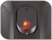 Nahaufnahme des Schalters eines Wasserkochers mit leuchtender Kontrollleuchte.