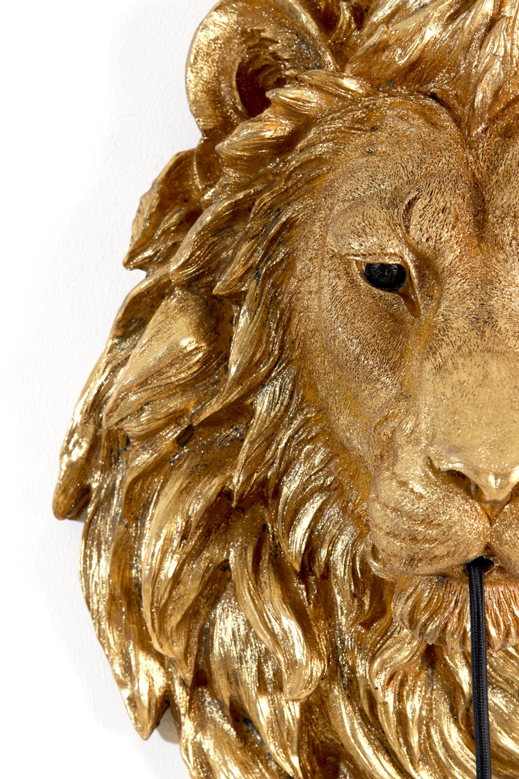Nahaufnahme einer goldenen Löwenkopf-Wandleuchte, die von vorne gezeigt wird. Der Löwe hat detaillierte Gesichtszüge und eine prächtige Mähne.