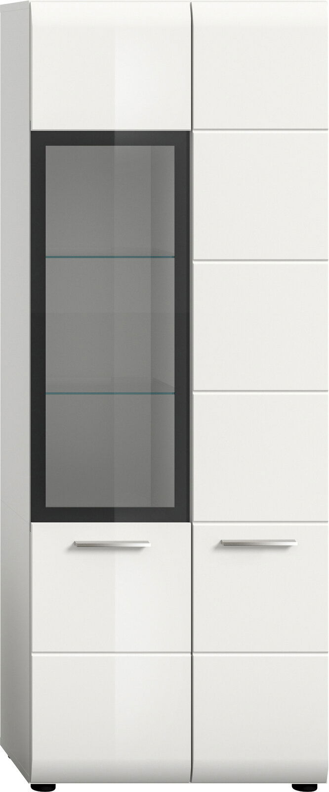 Weißer, moderner Hochschrank/Vitrinenschrank mit Glastür links (dunkler Rahmen, Glasböden) und geschlossenen Türen rechts, mit Metallgriffen, freistehend auf Füßen, Frontansicht leicht von links.