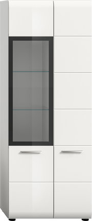 Weißer, moderner Hochschrank/Vitrinenschrank mit Glastür links (dunkler Rahmen, Glasböden) und geschlossenen Türen rechts, mit Metallgriffen, freistehend auf Füßen, Frontansicht leicht von links.