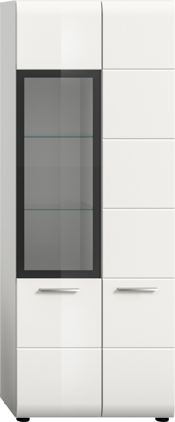 Weißer, moderner Hochschrank/Vitrinenschrank mit Glastür links (dunkler Rahmen, Glasböden) und geschlossenen Türen rechts, mit Metallgriffen, freistehend auf Füßen, Frontansicht leicht von links.