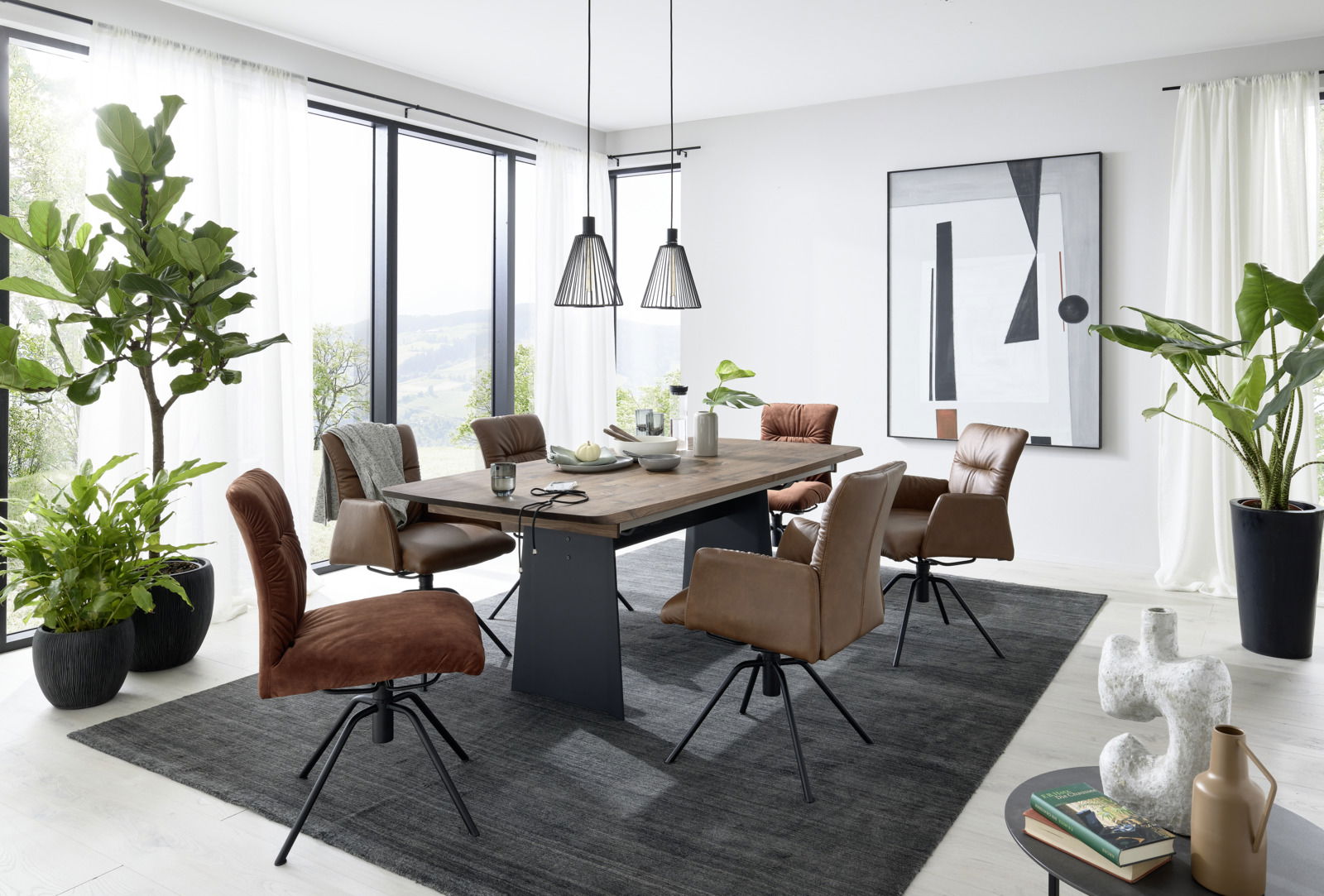 Moderner Esstisch mit Holzplatte und Metallbeinen, umgeben von stilvollen Stühlen in einem hellen, eleganten Raum mit großen Fenstern und Pflanzen. Perspektive: seitlich.