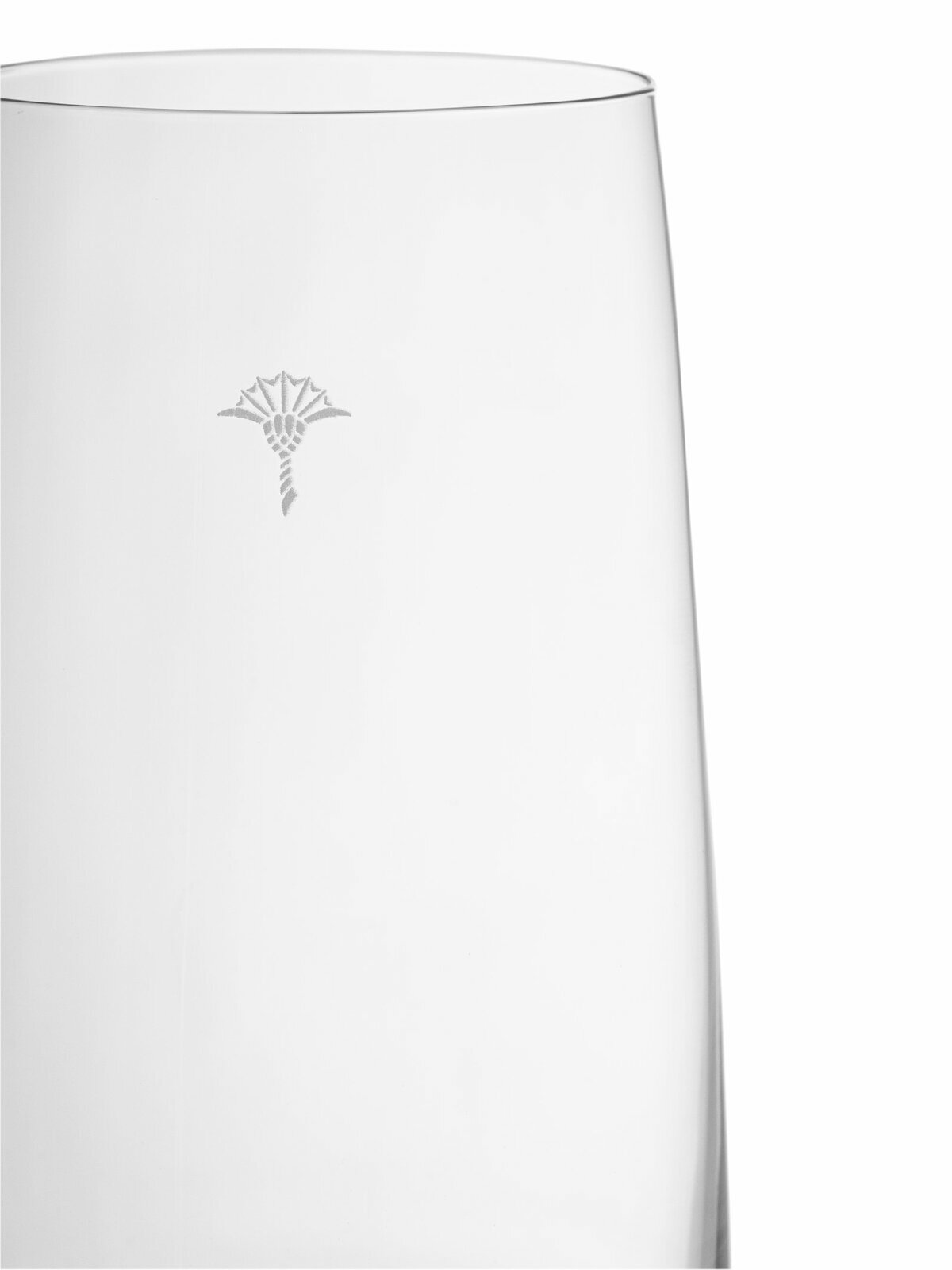 Nahaufnahme eines weißen, matten Longdrinkglases mit dezentem Logo.