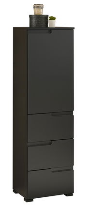 Schwarzes Highboard mit mehreren Schubladen, dekoriert mit einer Pflanze und einem Glasbehälter, seitliche Perspektive.