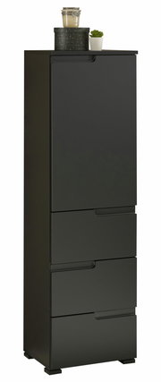 Schwarzes Highboard mit mehreren Schubladen, dekoriert mit einer Pflanze und einem Glasbehälter, seitliche Perspektive.