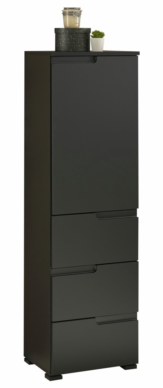 Schwarzes Highboard mit mehreren Schubladen, dekoriert mit einer Pflanze und einem Glasbehälter, seitliche Perspektive.