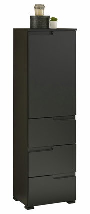 Schwarzes Highboard mit mehreren Schubladen, dekoriert mit einer Pflanze und einem Glasbehälter, seitliche Perspektive.