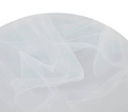 Nahaufnahme einer LED-Deckenleuchte mit abstraktem, weißem Muster auf der Oberfläche.