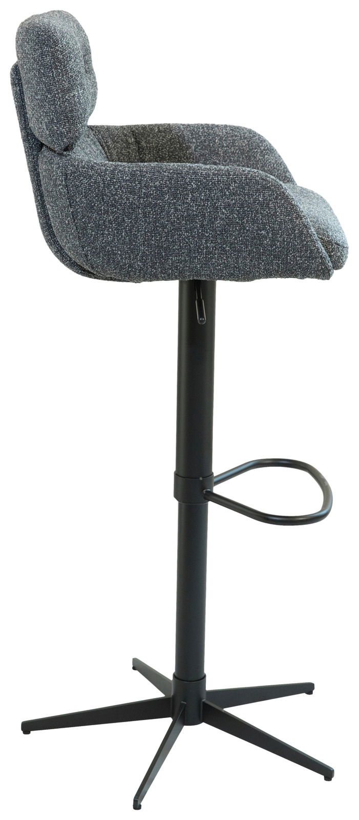 Seitenansicht eines modernen Barhockers mit gepolsterter Rückenlehne und Sitzfläche in grauem Stoff, schwarzem Metallgestell und Fußstütze.