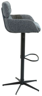 Seitenansicht eines modernen Barhockers mit gepolsterter Rückenlehne und Sitzfläche in grauem Stoff, schwarzem Metallgestell und Fußstütze.