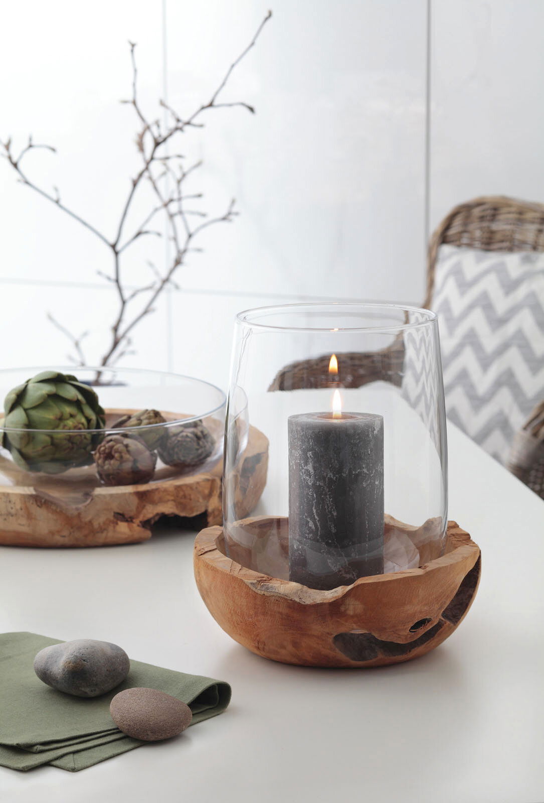 Windlicht mit Teakholz-Basis und Glasaufsatz, frontal fotografiert, mit brennender Kerze im Inneren.