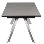 Moderner Esstisch mit rechteckiger grauer Tischplatte und schrägen Metallbeinen, Frontalansicht