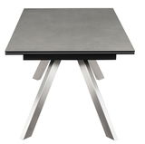 Moderner Esstisch mit rechteckiger grauer Tischplatte und schrägen Metallbeinen, Frontalansicht