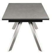 Moderner Esstisch mit rechteckiger grauer Tischplatte und schrägen Metallbeinen, Frontalansicht