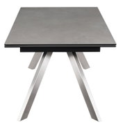 Moderne eettafel met rechthoekig grijs tafelblad en schuine metalen poten, vooraanzicht