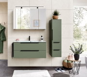 Modernes Badmöbel-Set in Salbeigrün mit hängendem Waschtischunterschrank und Hochschrank, weißem Waschtisch, schwarzer Armatur und Spiegelschrank mit Leuchte – Frontalansicht