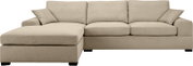 Beiges Stoff-Ecksofa mit linker Ottomane/Longchair, drei Sitz- und Rückenkissen sowie zwei Zierkissen, freigestellt auf weißem Hintergrund, Frontansicht leicht von oben.