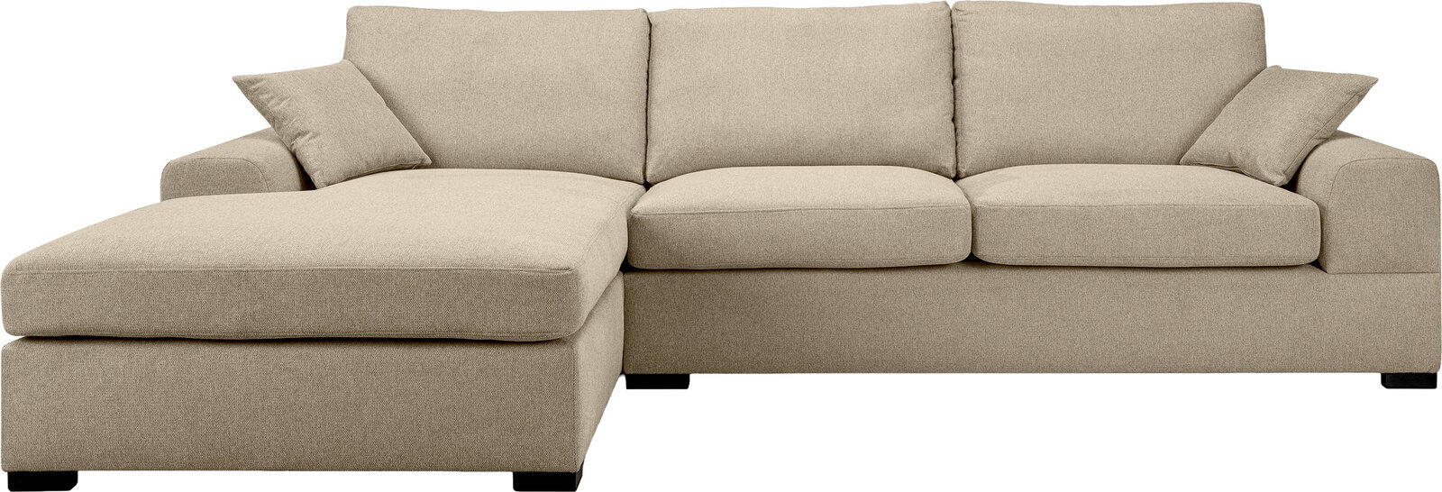 Beiges Stoff-Ecksofa mit linker Ottomane/Longchair, drei Sitz- und Rückenkissen sowie zwei Zierkissen, freigestellt auf weißem Hintergrund, Frontansicht leicht von oben.