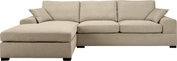 Beiges Stoff-Ecksofa mit linker Ottomane/Longchair, drei Sitz- und Rückenkissen sowie zwei Zierkissen, freigestellt auf weißem Hintergrund, Frontansicht leicht von oben.