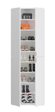 Weiße Garderobenkombination mit mehreren Regalböden, gefüllt mit verschiedenen Schuhen und Kartons, frontal betrachtet.