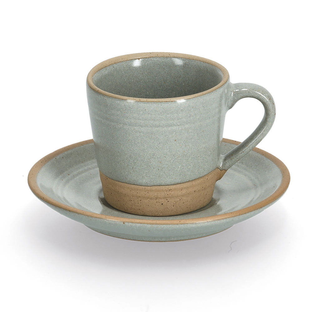 Espresso-Tasse mit Untertasse aus Keramik in Grau und Naturtönen, seitliche Perspektive