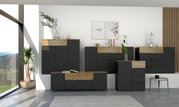 Moderne garderobekasten in grafiet met houten details, zijaanzicht