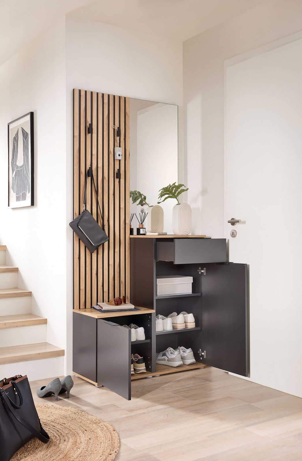 Moderne Kompaktgarderobe mit Spiegel, Holzpaneel und Stauraum für Schuhe, seitliche Perspektive