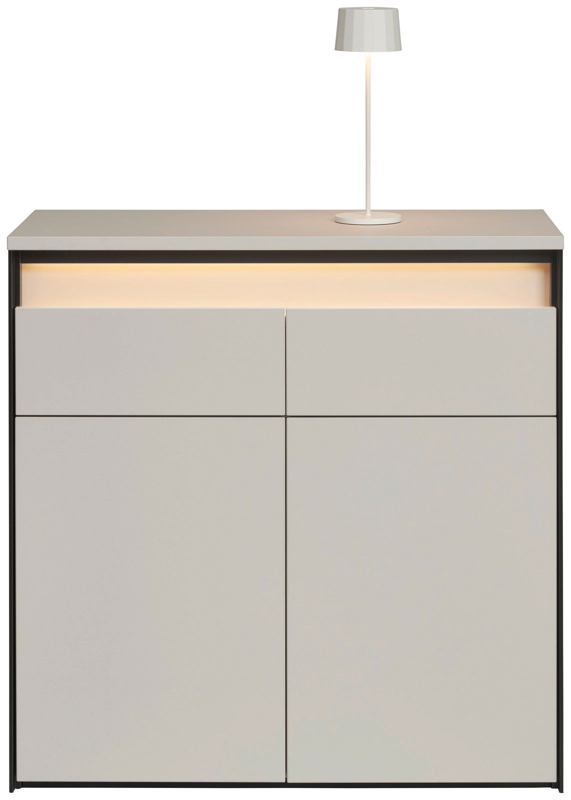 Moderne Kommode in hellem Grau mit integrierter Beleuchtung und einer Tischlampe auf der Oberseite, Frontalansicht.