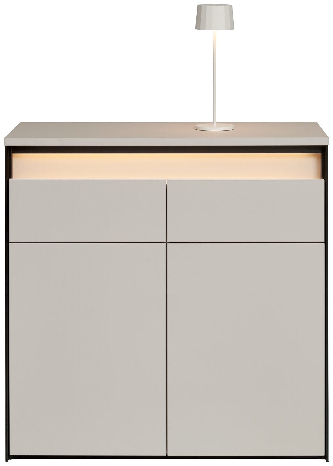 Moderne Kommode in hellem Grau mit integrierter Beleuchtung und einer Tischlampe auf der Oberseite, Frontalansicht.