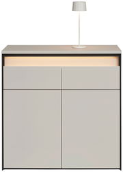 Moderne Kommode in hellem Grau mit integrierter Beleuchtung und einer Tischlampe auf der Oberseite, Frontalansicht.
