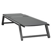 Moderne Sonnenliege aus Metall in seitlicher Perspektive