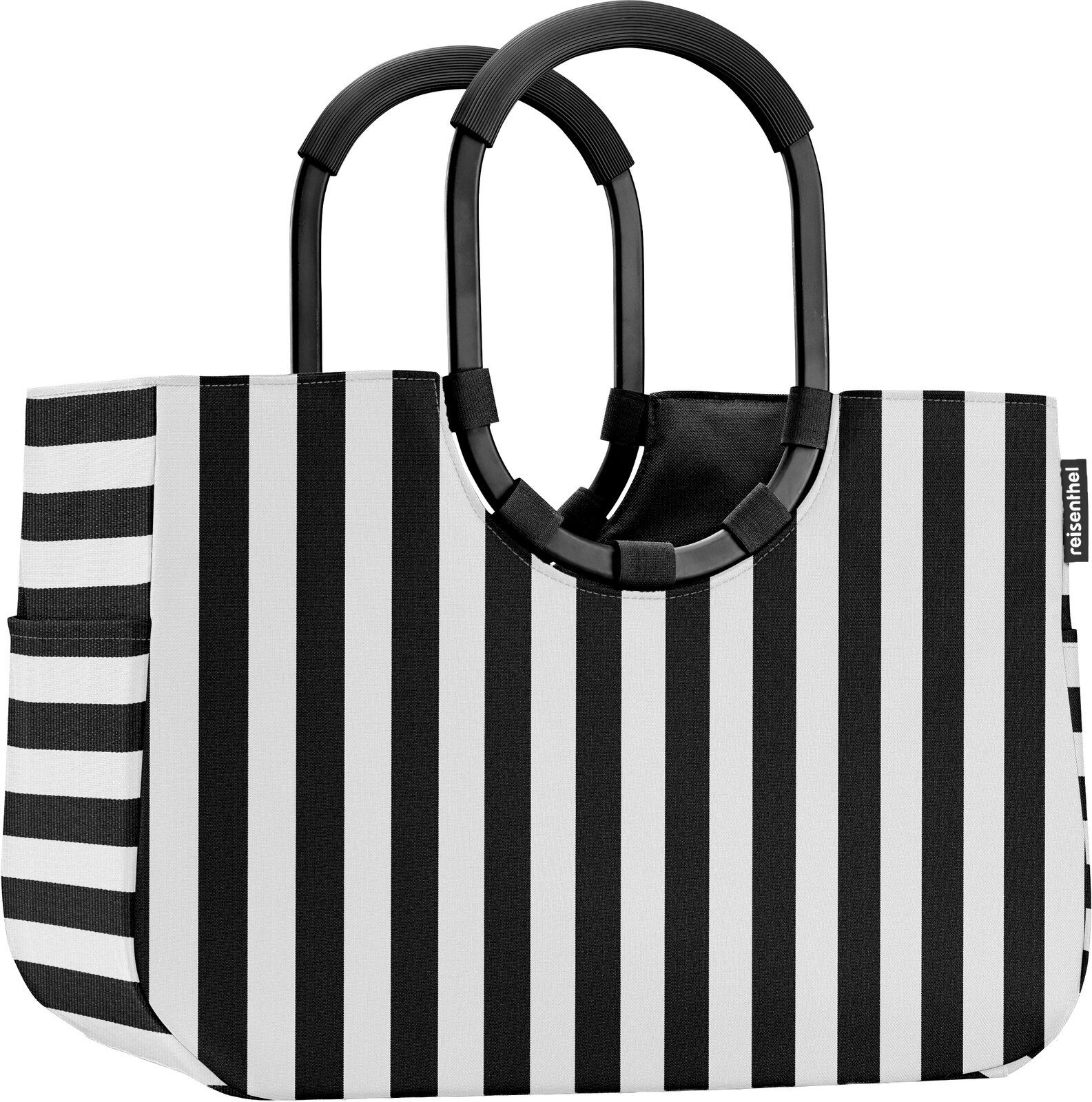 Schwarz-weiß gestreifte Einkaufstasche mit zwei schwarzen, gepolsterten Tragegriffen und rotem reisenthel-Label, frontal in leichter Seitenansicht vor weißem Hintergrund.