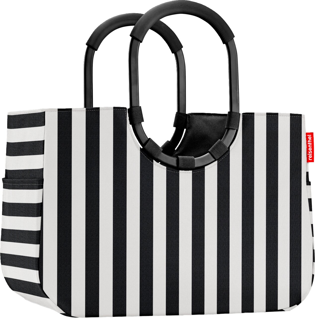 Schwarz-weiß gestreifte Einkaufstasche mit zwei schwarzen, gepolsterten Tragegriffen und rotem reisenthel-Label, frontal in leichter Seitenansicht vor weißem Hintergrund.