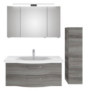 Badezimmermöbel-Set bestehend aus einem großen Spiegelschrank, einem Waschtisch mit Unterschrank und einem hohen Seitenschrank in moderner Holzoptik, frontal abgebildet.