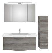 Badezimmermöbel-Set bestehend aus einem großen Spiegelschrank, einem Waschtisch mit Unterschrank und einem hohen Seitenschrank in moderner Holzoptik, frontal abgebildet.
