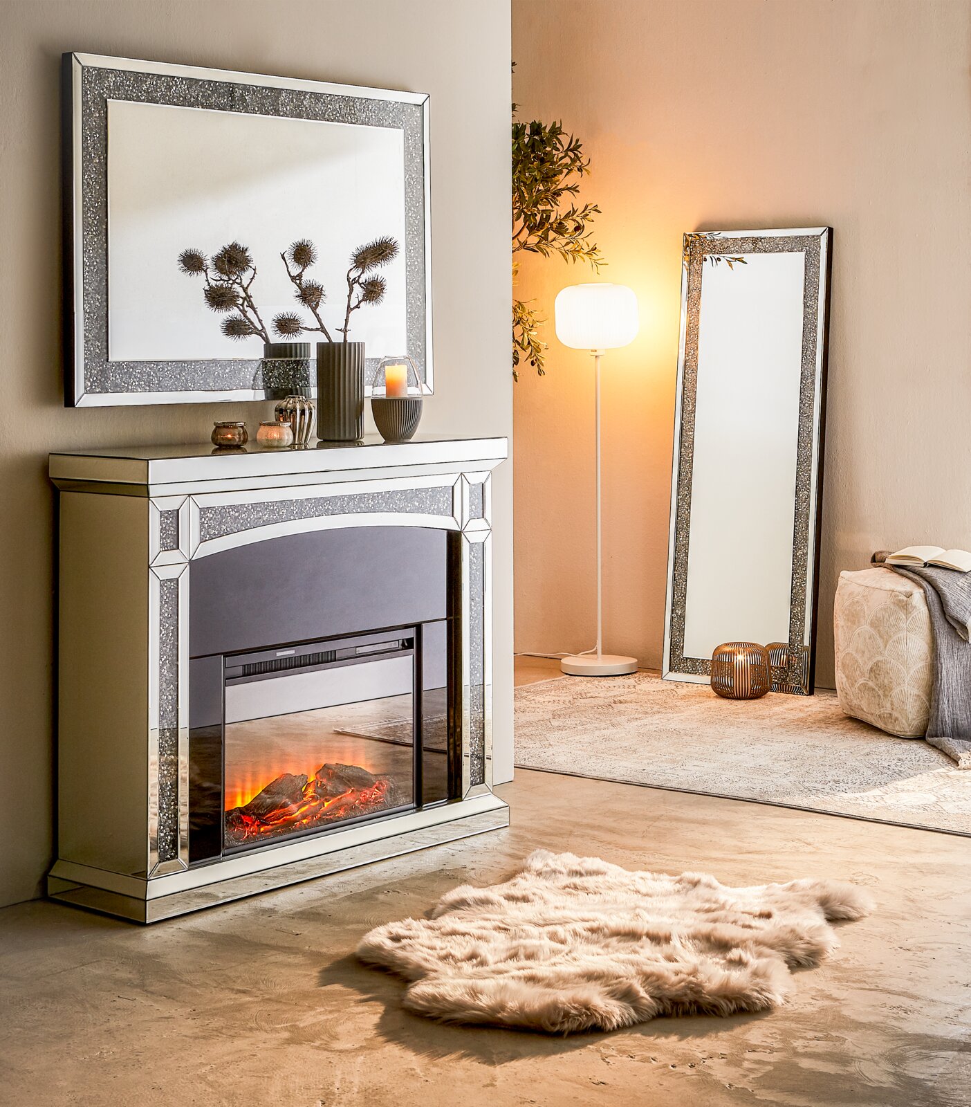 Elektrische haard in een stijlvolle woonkamer met spiegel en decoraties, zijaanzicht