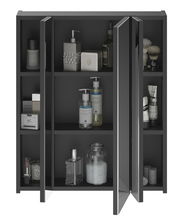 Moderner Spiegelschrank mit geöffneter Tür, gefüllt mit Pflegeprodukten und Accessoires, aus der Frontperspektive.