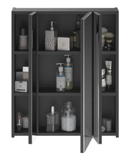 Moderner Spiegelschrank mit geöffneter Tür, gefüllt mit Pflegeprodukten und Accessoires, aus der Frontperspektive.