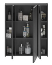 Moderner Spiegelschrank mit geöffneter Tür, gefüllt mit Pflegeprodukten und Accessoires, aus der Frontperspektive.