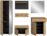 Garderobenkombination in Holzoptik mit Spiegel, bestehend aus einem hohen Schrank mit Spiegeltür, einer Kommode mit Schubladen, einem Wandregal, einer Hakenleiste und einem quadratischen Spiegel. Frontalansicht.