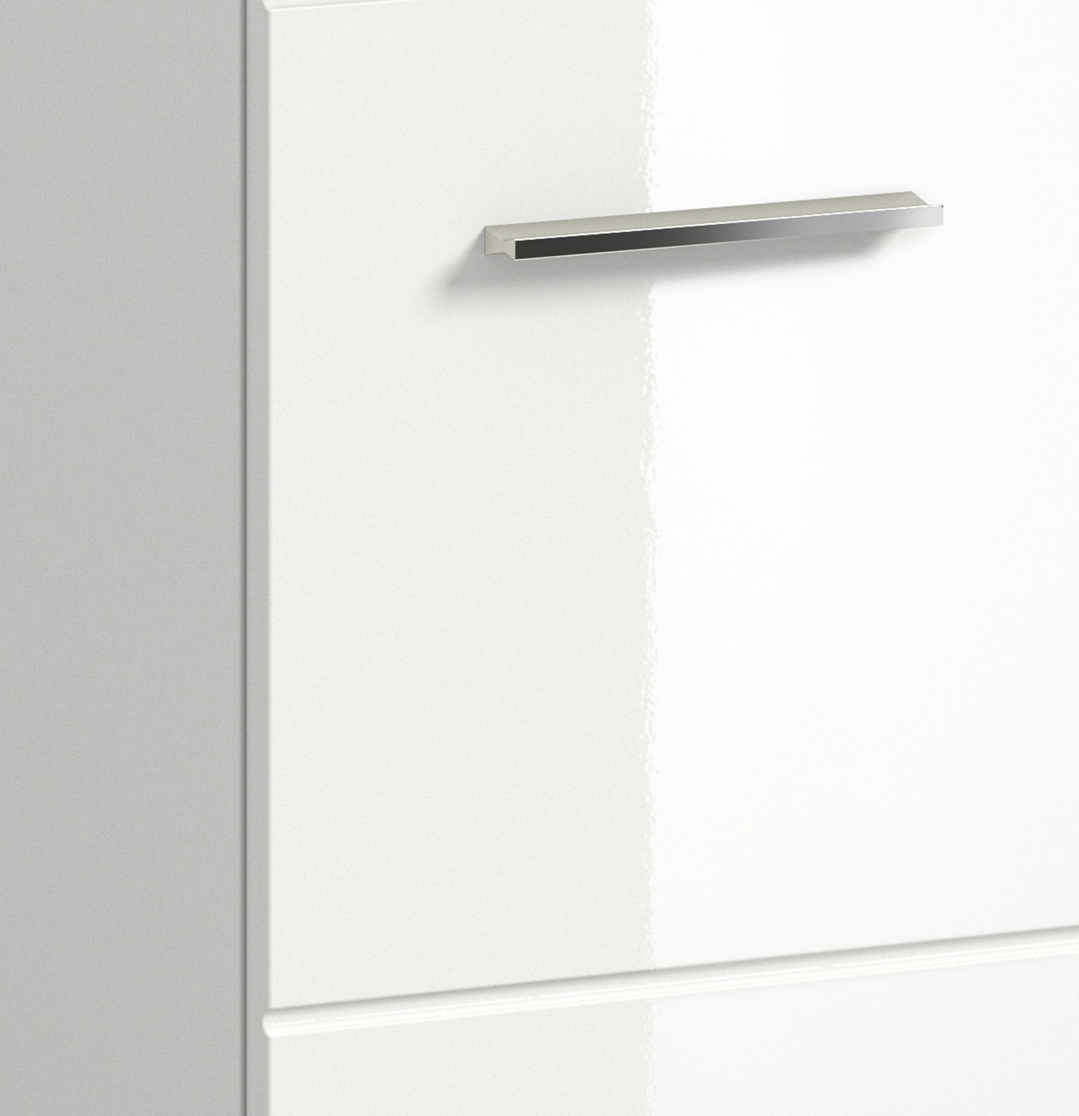 Nahaufnahme eines weißen Schrankes mit silbernem Griff, seitliche Perspektive