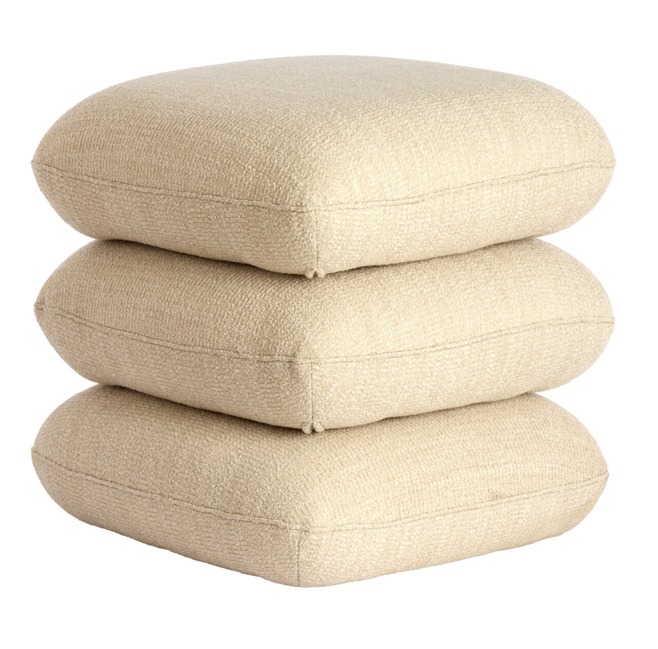 Beiger Sitzpuff aus drei übereinander gestapelten Kissen, seitliche Perspektive