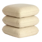 Beiger Sitzpuff aus drei übereinander gestapelten Kissen, seitliche Perspektive