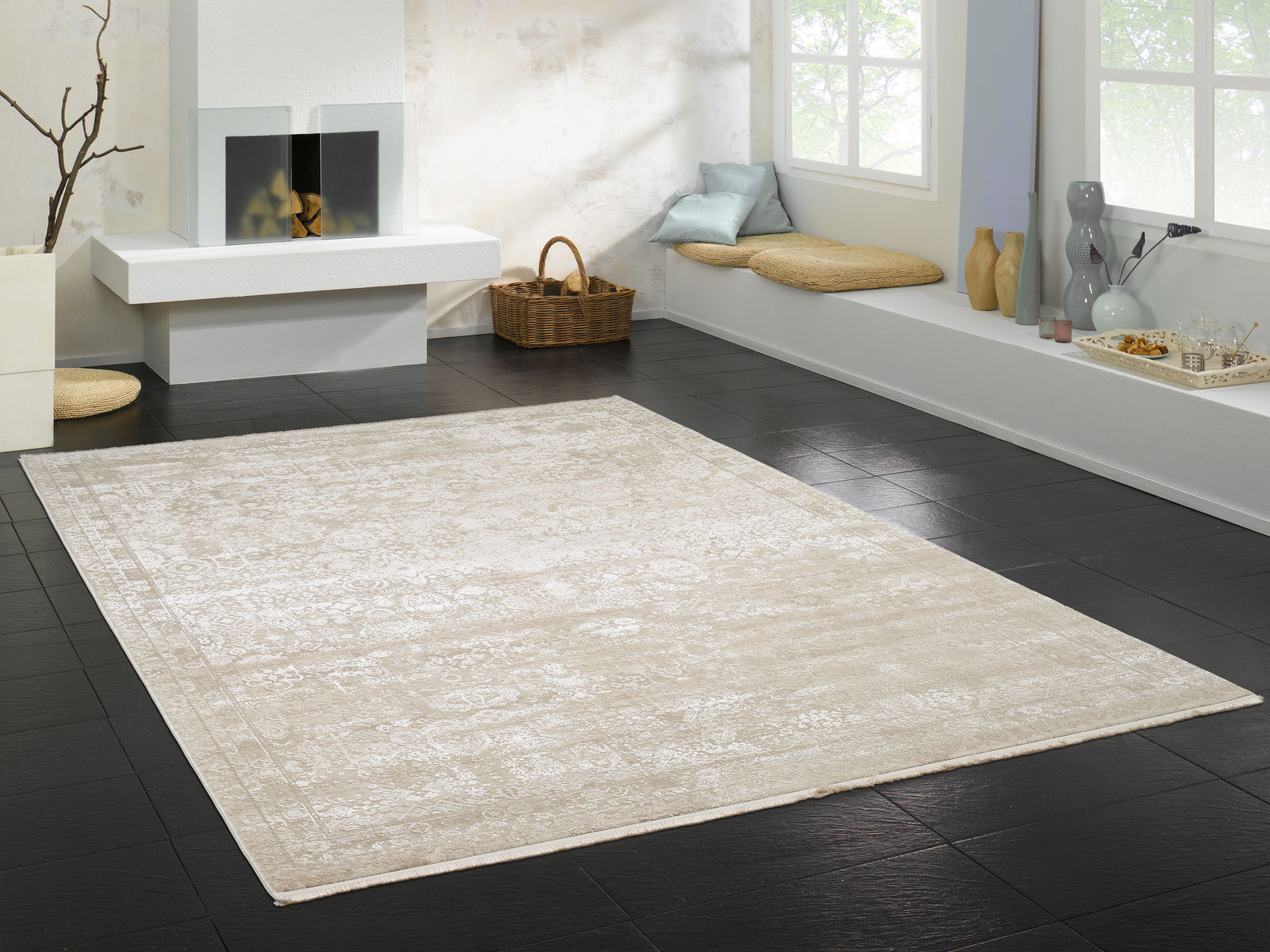 OCI Designer Teppich COLOUR Designer Teppich in einem modernen Wohnzimmer mit Kamin, Fenster und Dekorationen, aus der Perspektive von schräg oben fotografiert.