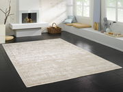 Designer Teppich in einem modernen Wohnzimmer mit Kamin, Fenster und Dekorationen, aus der Perspektive von schräg oben fotografiert.