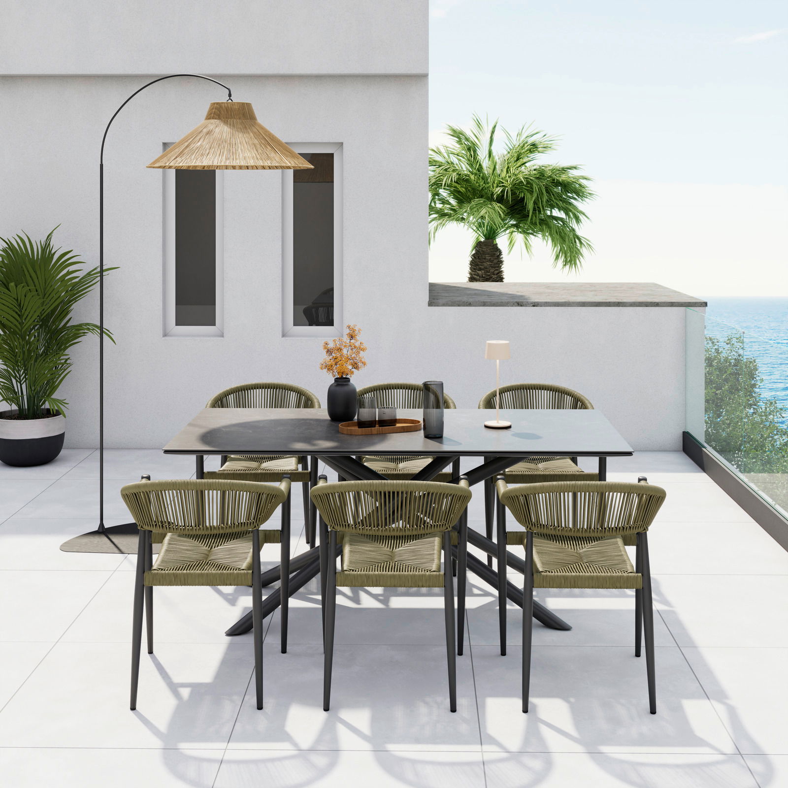 Moderner Stapelsessel auf einer Terrasse mit Meerblick, umgeben von einem stilvollen Esstisch-Set und Pflanzen, aus der Perspektive von vorne.