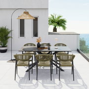 Moderner Stapelsessel auf einer Terrasse mit Meerblick, umgeben von einem stilvollen Esstisch-Set und Pflanzen, aus der Perspektive von vorne.