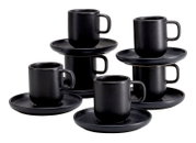 Schwarzes, matt glasiertes Espressotassen-Set mit sechs Tassen und passenden Untertassen, arrangiert in frontaler Dreiviertelansicht.